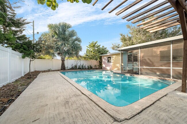 Building Photo - 5 BR/3BA pool home in Merritt Island- NO HOA!