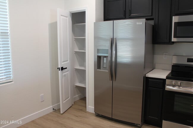 Building Photo - 739 W Dana Dr