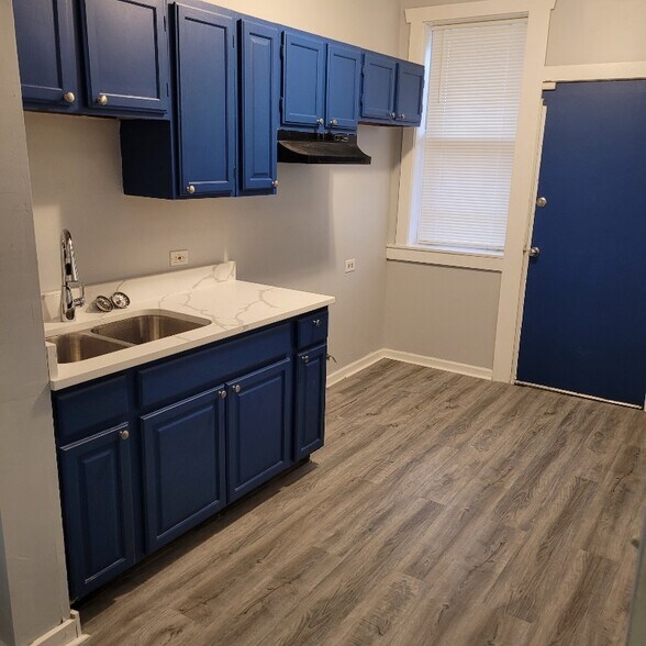 Building Photo - 6723 S Clyde Ave