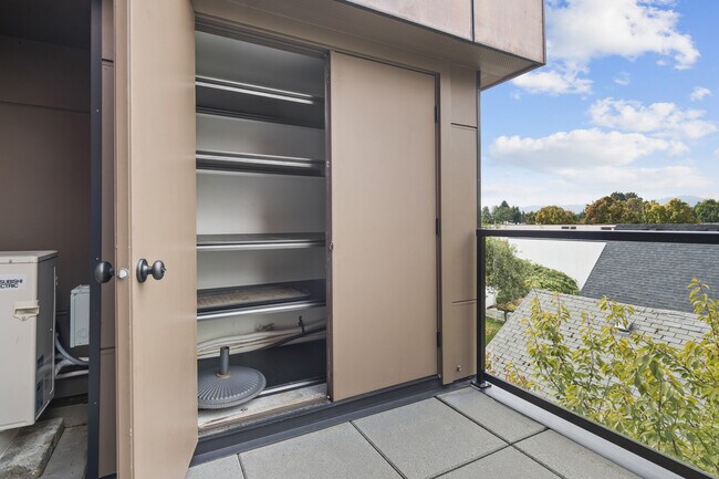 Building Photo - 504 NE Brazee St