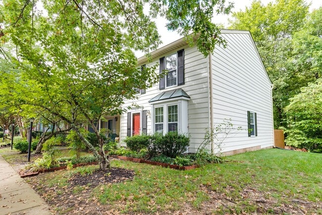 Building Photo - PRICE DROP on Wonderful End Unit Townhome ...