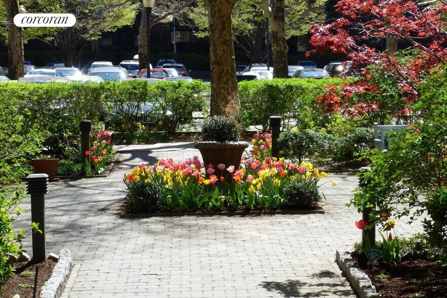 Building Photo - 400 Central Prk W