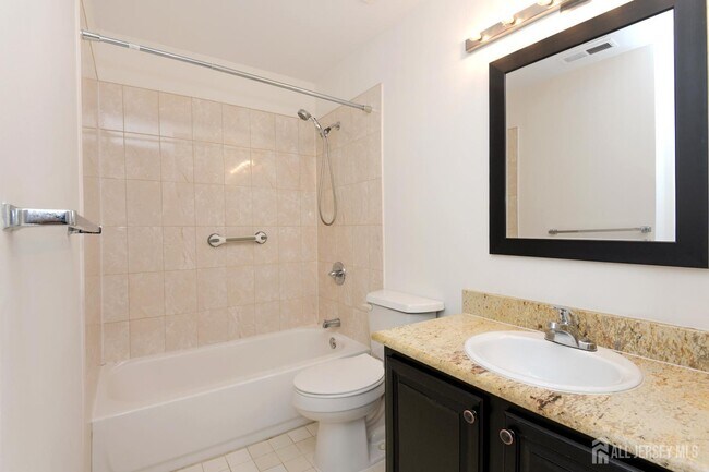 Building Photo - 1901 Ravens Crest Dr