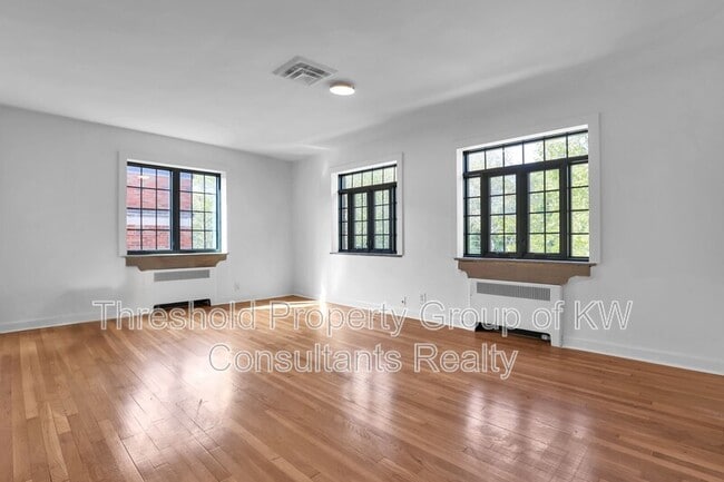 Building Photo - 451 E Town St