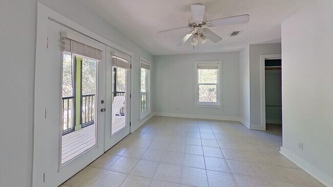 Building Photo - 3 Bdrm Home with 3rd floor loft in Pt Washington