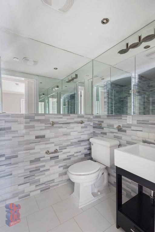 Building Photo - 326 E 100th St