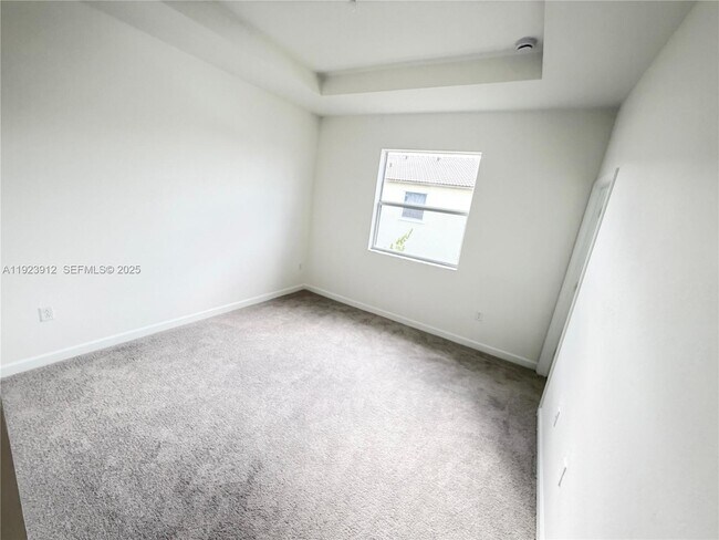 Building Photo - 2620 SE 27th Dr