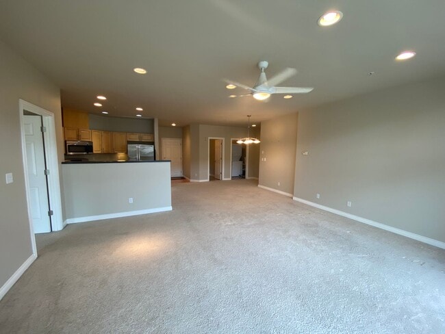 Building Photo - High End (2) Bedroom, (2.5) Bathroom Condo...