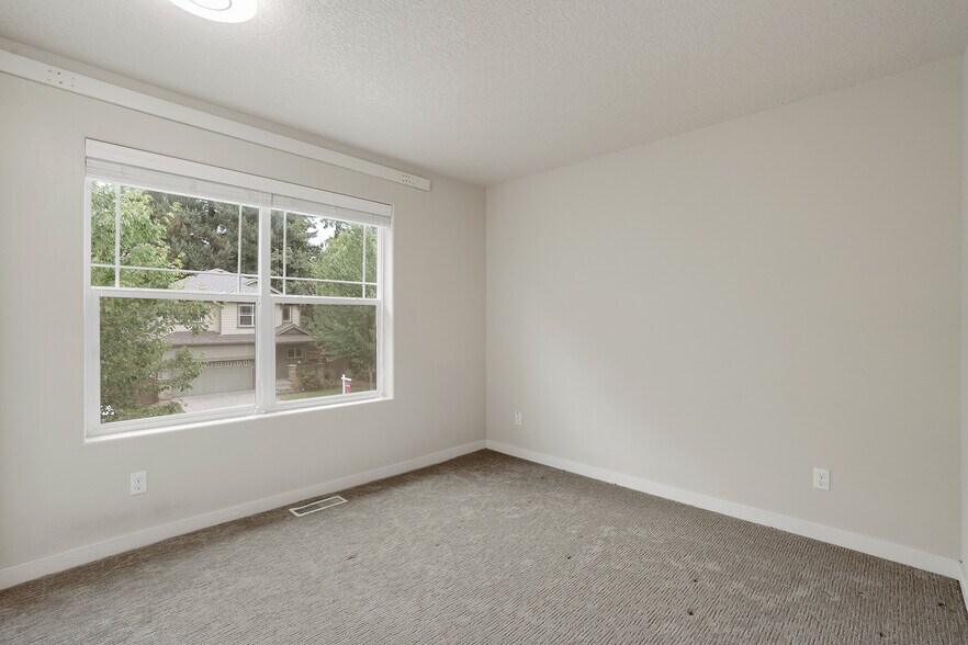 Building Photo - 28616 Greenway Dr