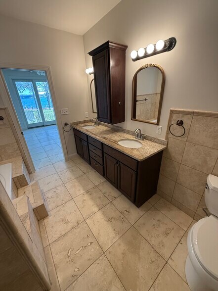 Building Photo - 943 Williams St