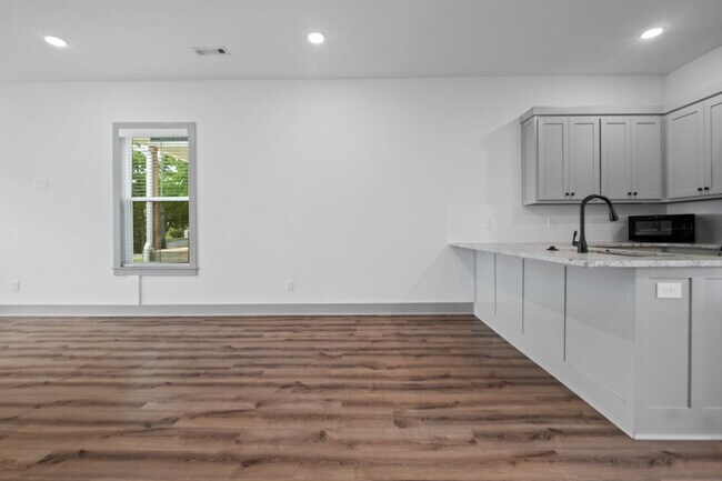 Building Photo - Duncan St Duplex