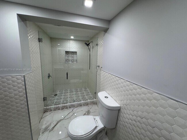 Building Photo - 15011 Coconut Ct