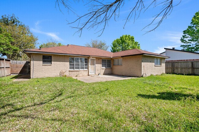 Building Photo - 13527 Montaigne Dr