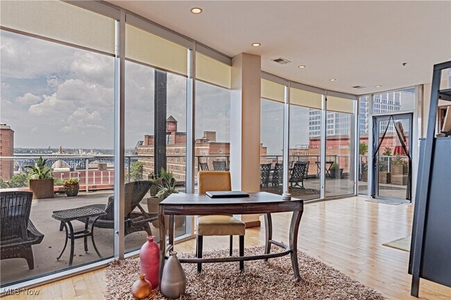 Building Photo - 701 W Lakeside Ave