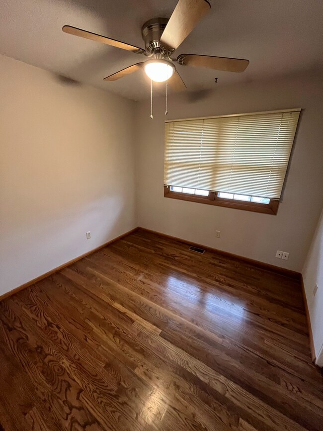 Building Photo - Conveniently Located 3-Bedroom with Walk-O...