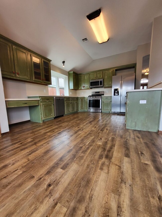 Building Photo - (3) Bed/(2) Bath + Study/Office in NW Norman! Storm Shelter! Neighborhood Pool!