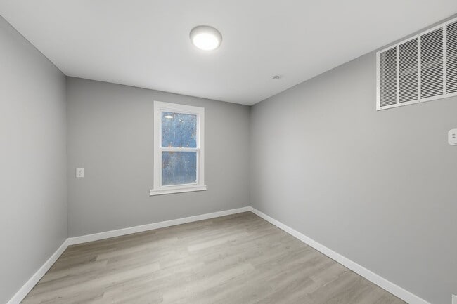 Building Photo - 228 E Siebenthaler Ave