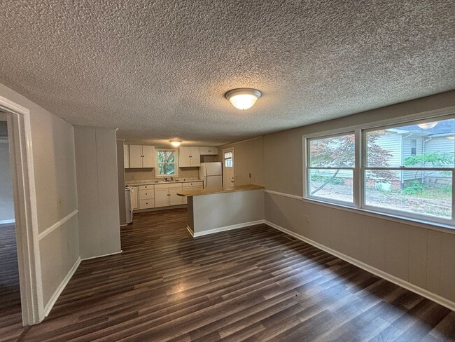 Building Photo - 907 Skyland St