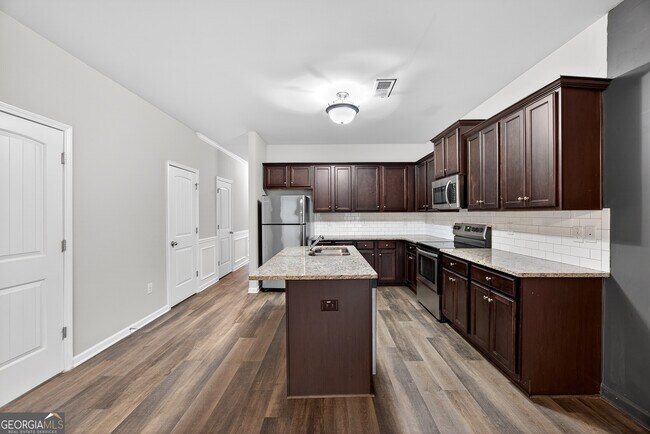 Building Photo - 4497 Ravenwood Dr