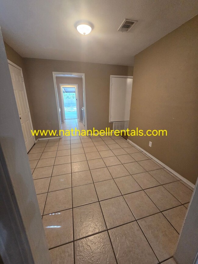 Building Photo - 3 bedroom/2 bath single family