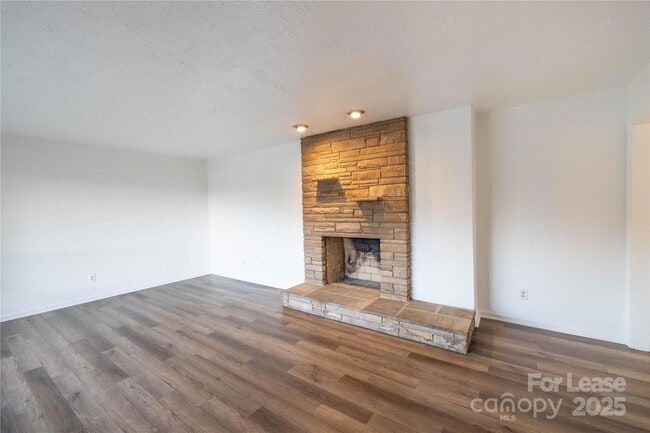 Building Photo - 44261 US-52