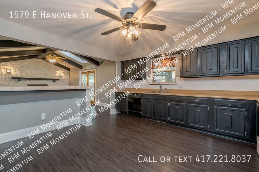 Building Photo - 1579 E Hanover St