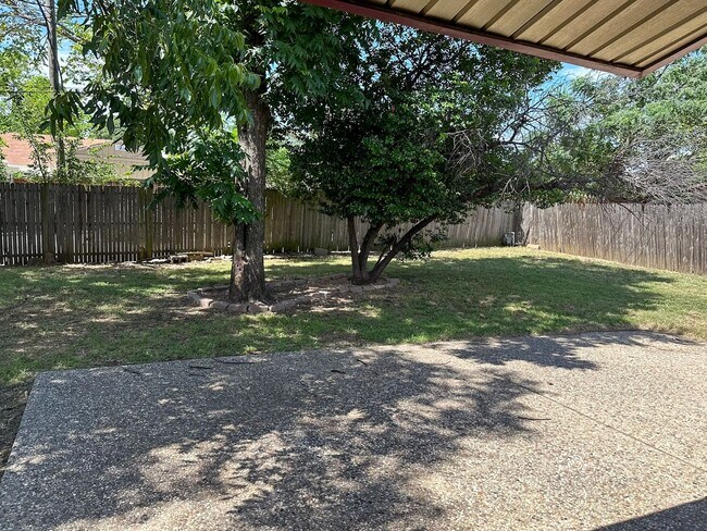 Building Photo - 3 Bedroom / 2 Bath / 2 Car Garage