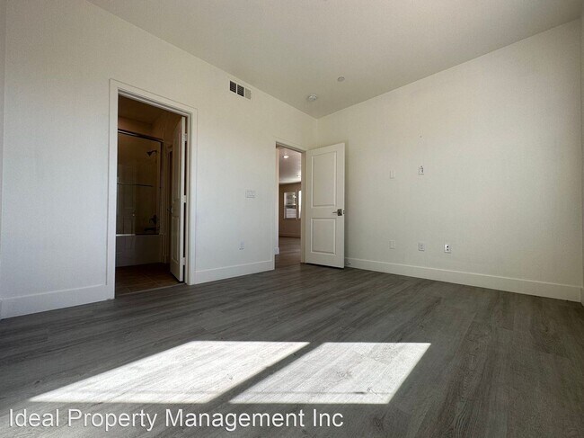 Building Photo - 5 br, 4.5 bath House - 1653 Golden Path Ln