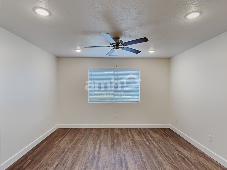 Building Photo - 2222 E Silverado Ln