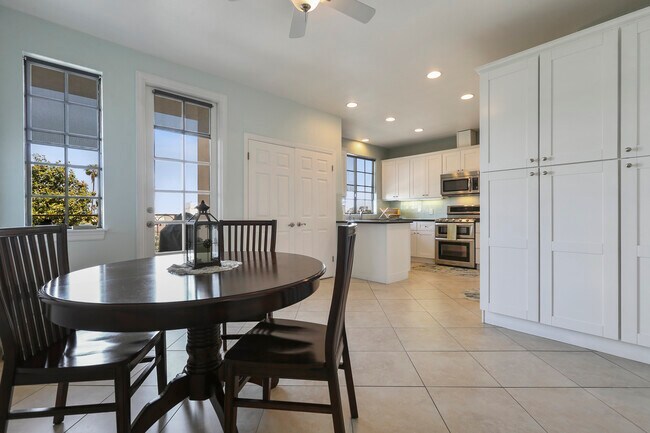 Building Photo - 1457 Reeves St