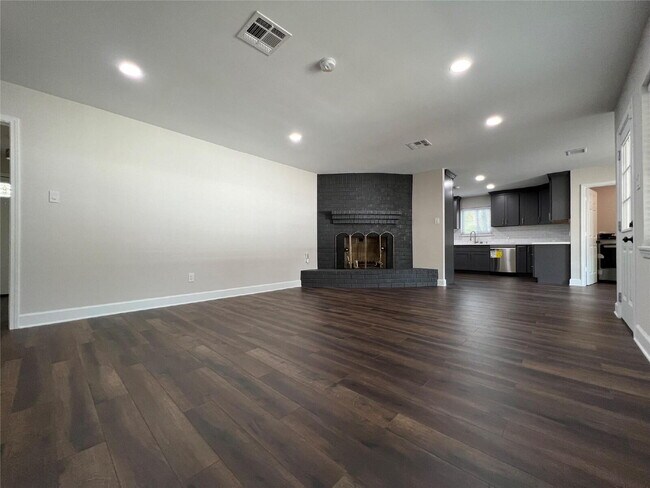 Building Photo - 3 Bedroom Home for Rent in Houston 77096 | Updated Home with Large Backyard