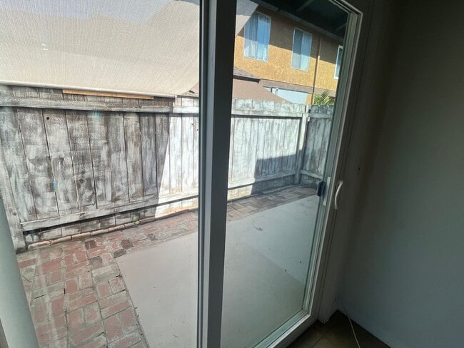 Building Photo - 3 bedroom - 1.5 bathroom single level