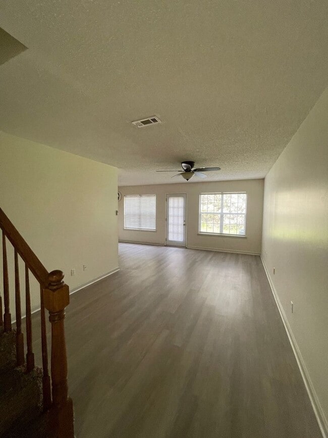 Building Photo - Quail Hollow - Beautiful Interior!