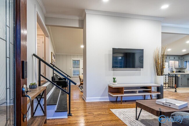 Building Photo - 702 Chambers Dr NE