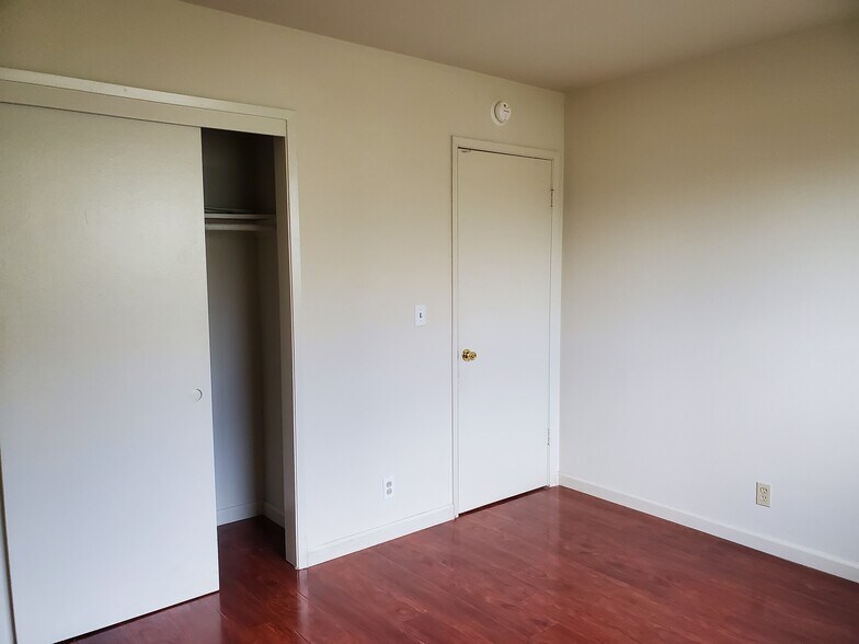 Building Photo - 885 Burbank Dr
