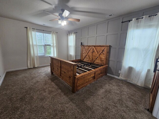 Building Photo - Spacious & Renovated 3 Bed Townhome w/ Garage
