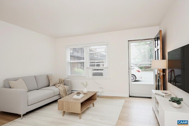 Building Photo - 2114 Ivy Rd