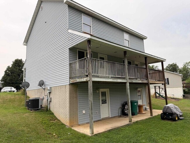 Building Photo - 116 T-Bird Ln