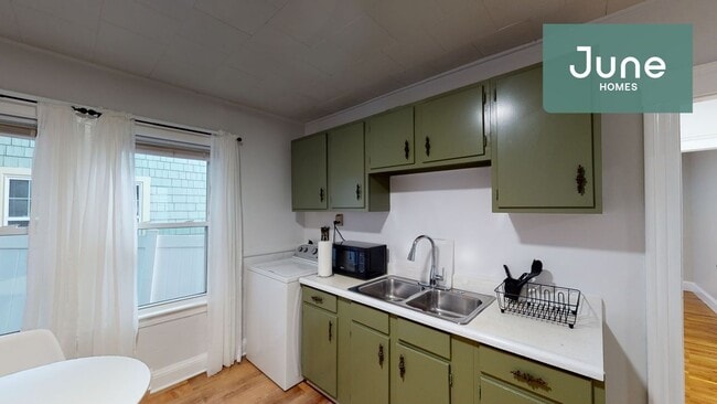 Building Photo - ROOM ONLY in 4-bed/1.0-bath Home