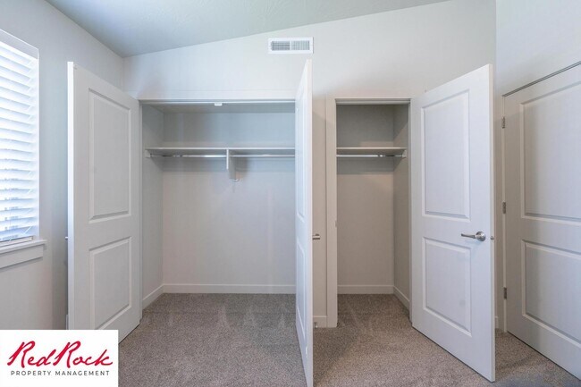 Building Photo - Inviting 2 Bedroom End Unit Condo - Pet Friendly!