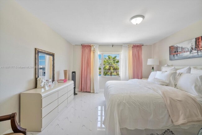 Building Photo - 875 NE 195th St