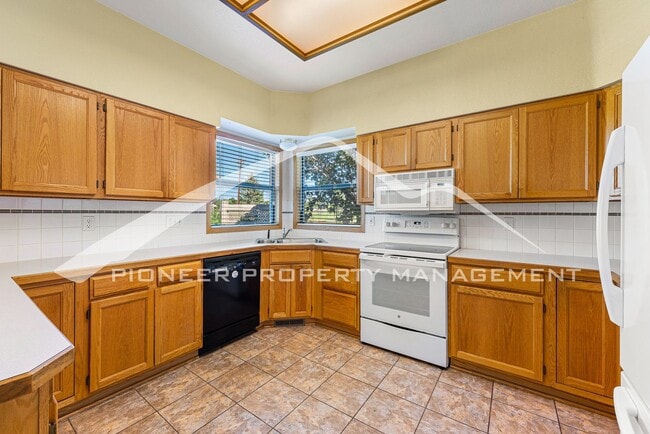 Building Photo - Spacious Home with Central AC and Gas Fireplace