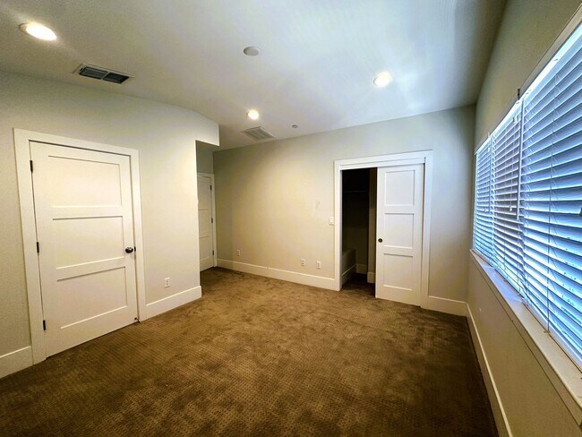 Building Photo - 2625 Nicasio Ln