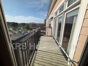 Building Photo - 670 Town Center Dr