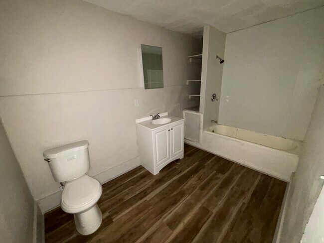 Building Photo - 14 E 6th Ave