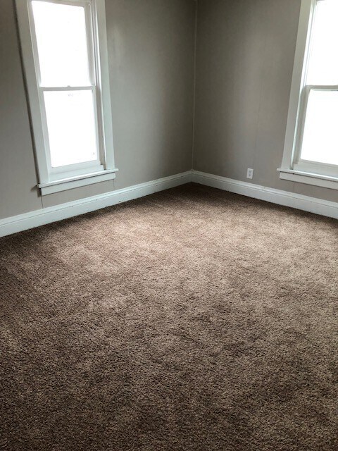Building Photo - One Bedroom One Bath Apartment **Recently ...