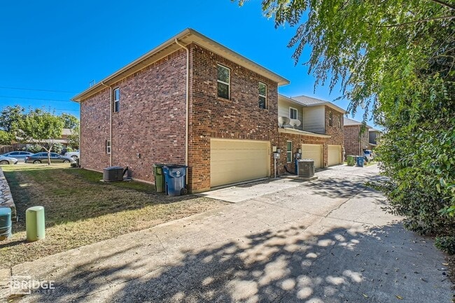 Building Photo - 1412 Lakecrest Ln