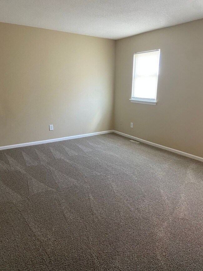 Building Photo - Spacious Townhouse with Fenced Backyard