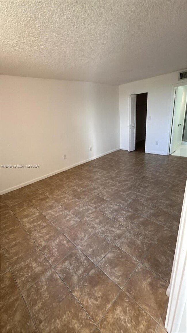 Building Photo - 14211 N Kendall Dr