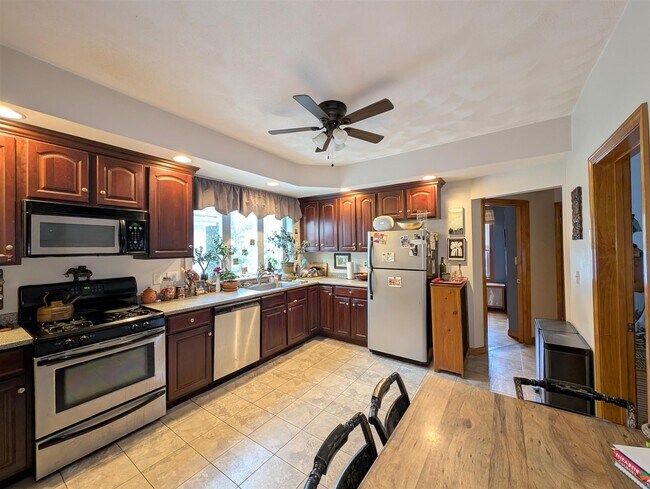 Building Photo - 50 William St